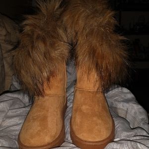 Lightly used faux fur boots. I've worn them once but they're too small